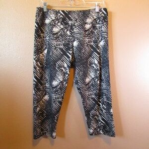 Marika Black/ White Patterned Capri Leggings